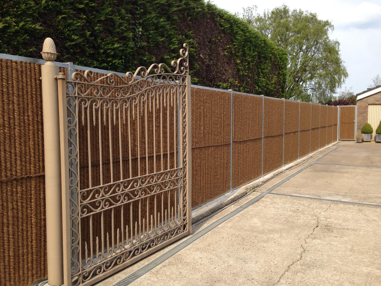 Omheining met sierlijke poort aangelegd door Wim Bracke