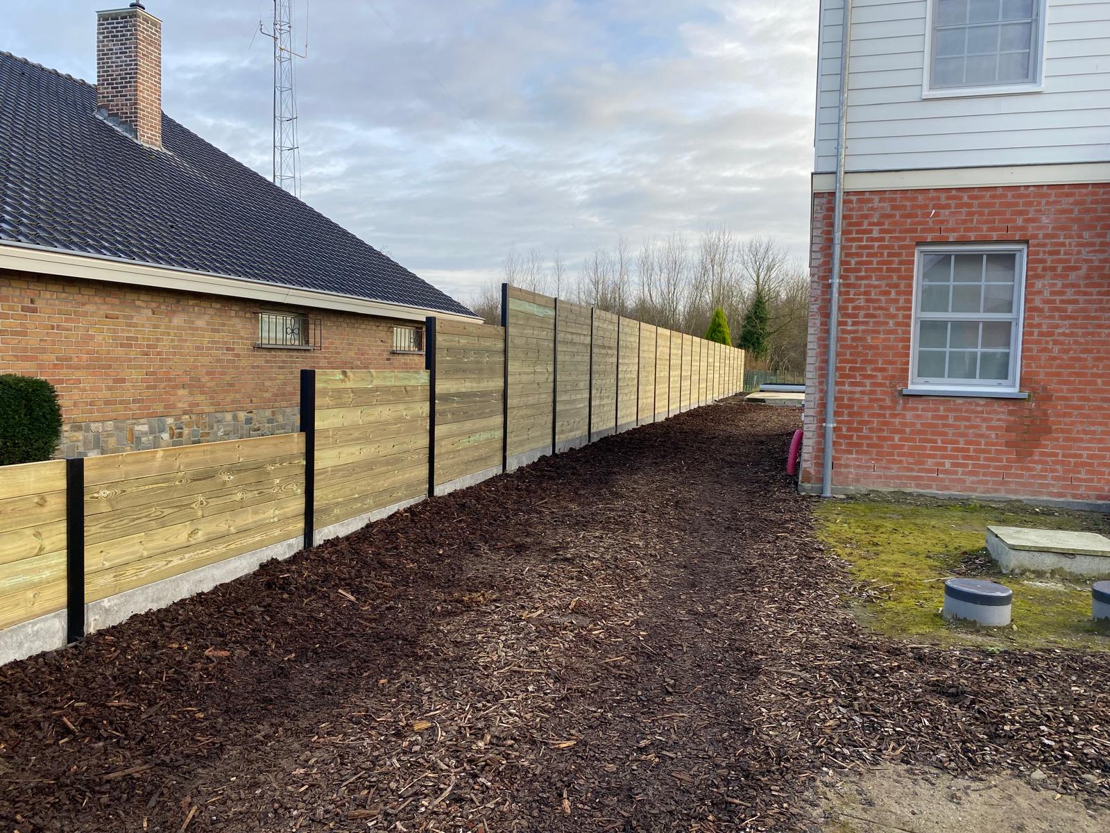 Houten omheining met zwarte palen
